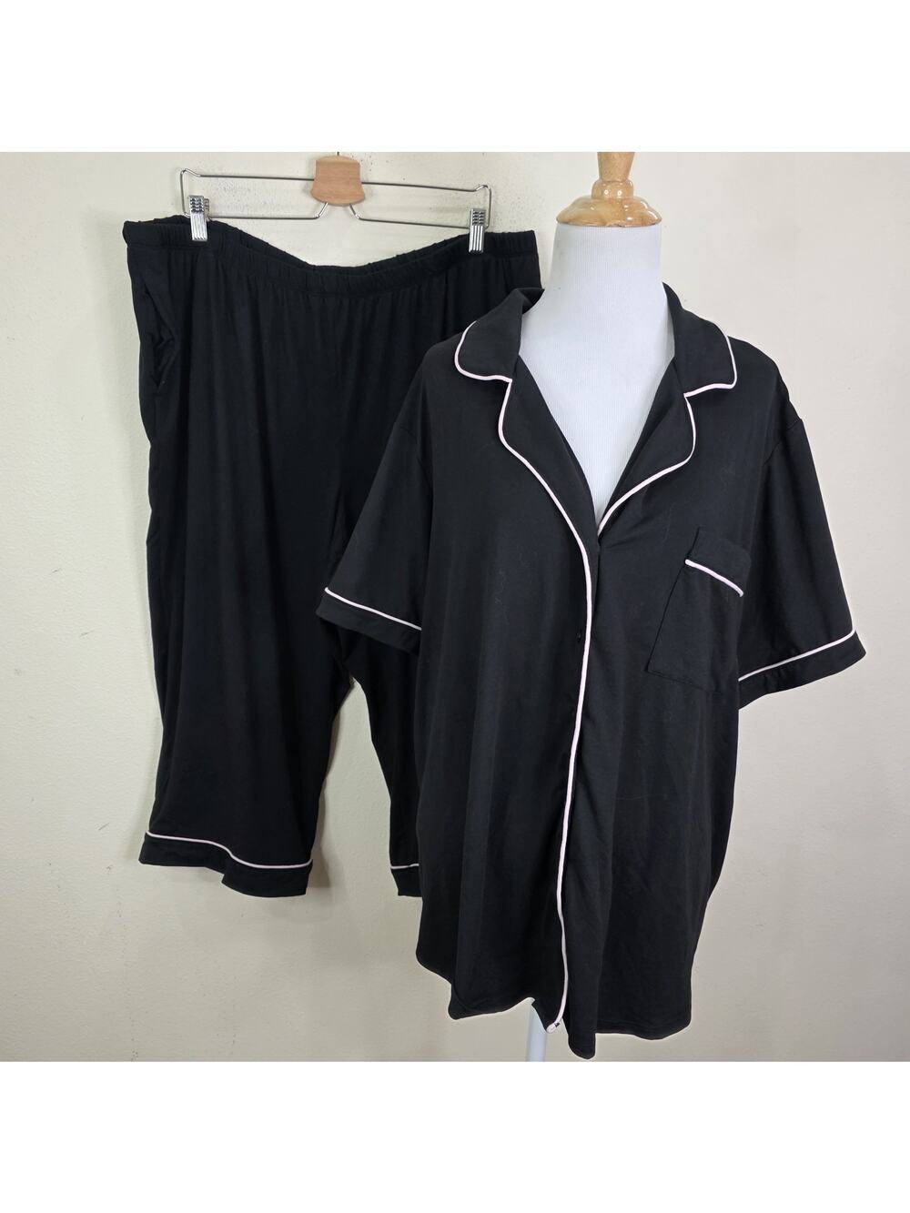 3X 22W-24W Joyspun Pajama Set Short Sleeve Top and Capri Bottom Black & Pink